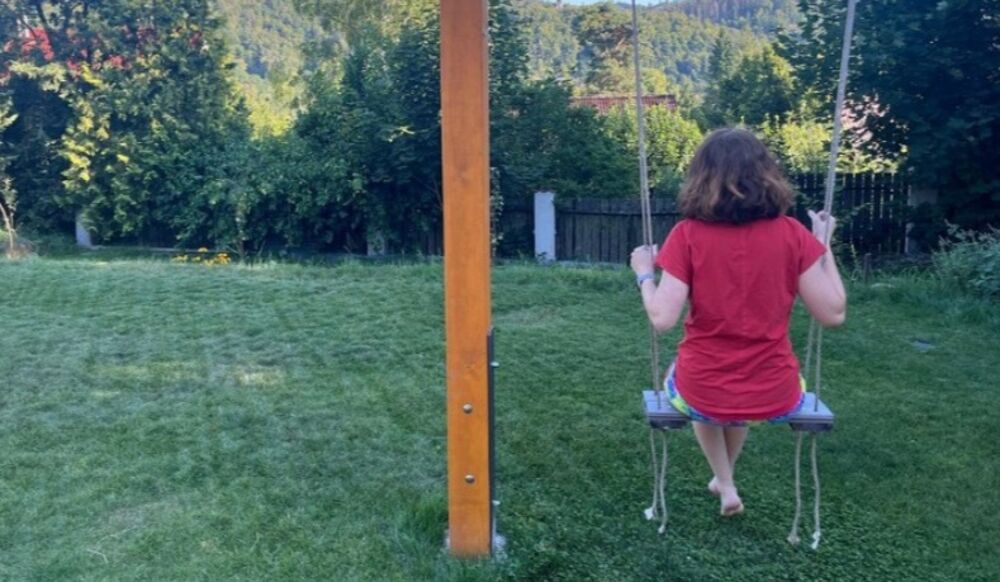 Die Weltgesundheitsorganisation (WHO) Europa warnt: Long Covid ist nicht verschwunden. Menschen erkranken weiterhin nach neuen Infektionen daran. Das Problem bleibt akut. Die WHO nennt ein konkretes Beispiel: Bára (43), Lehrerin. Nach ihrer ersten und zweiten Covid-19-Infektion blieben Langzeitfolgen aus. Doch nach der dritten Infektion im Jahr 2025 entwickelte sie Long Covid mit extremer Erschöpfung und Herzproblemen. Seither kann sie ihr Zuhause nicht mehr verlassen. (Bild: WHO)